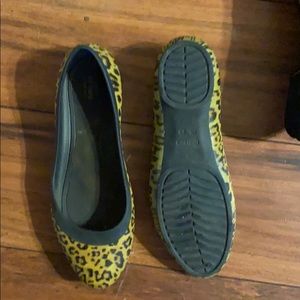 Croc shoes. Size 9 but will fit an 8.5 better